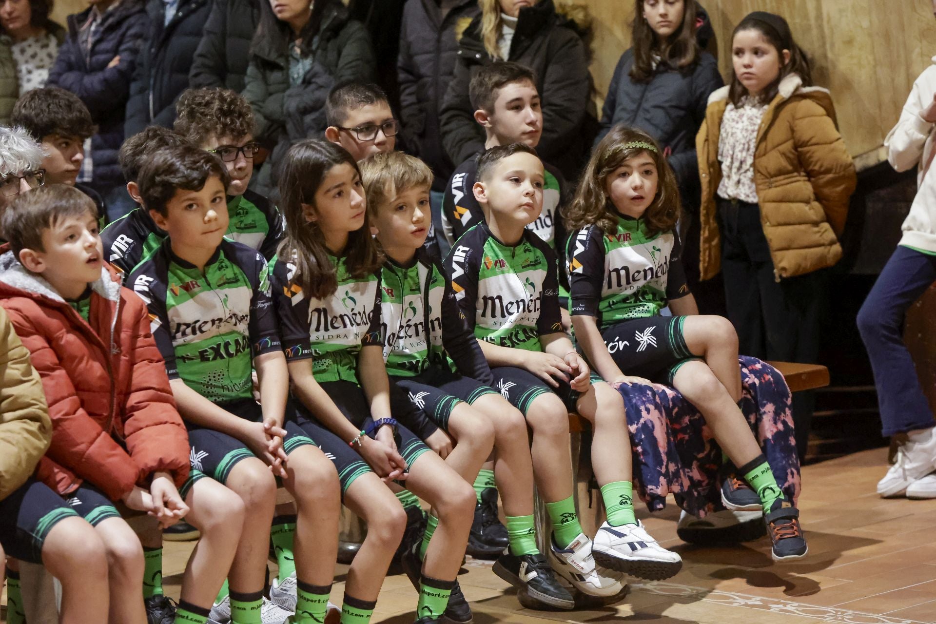 Presentación de los equipos de la escuela de ciclismo de Las Mestas
