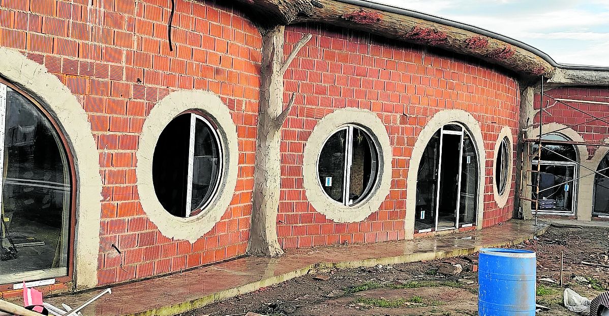 Exterior de los alojamientos, con vanos circulares. E. C.