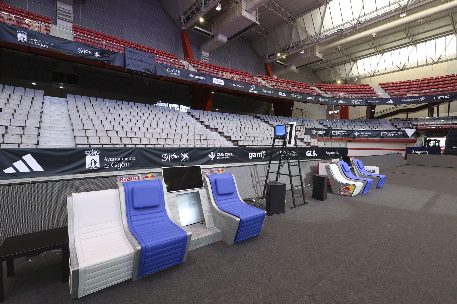 Fotos: Preparativos y primeros entrenamientos en el Palacio de Deportes para el Premier Padel Gijón