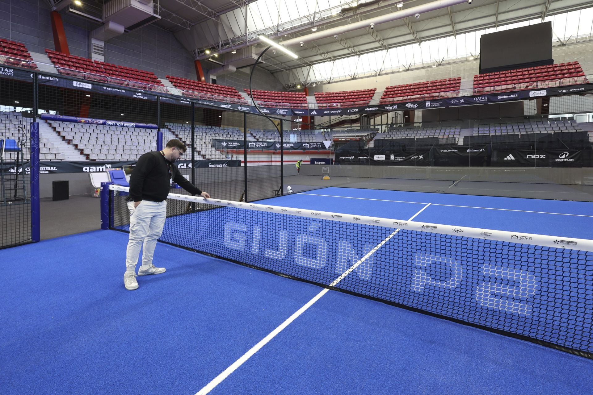 Fotos: Preparativos y primeros entrenamientos en el Palacio de Deportes para el Premier Padel Gijón