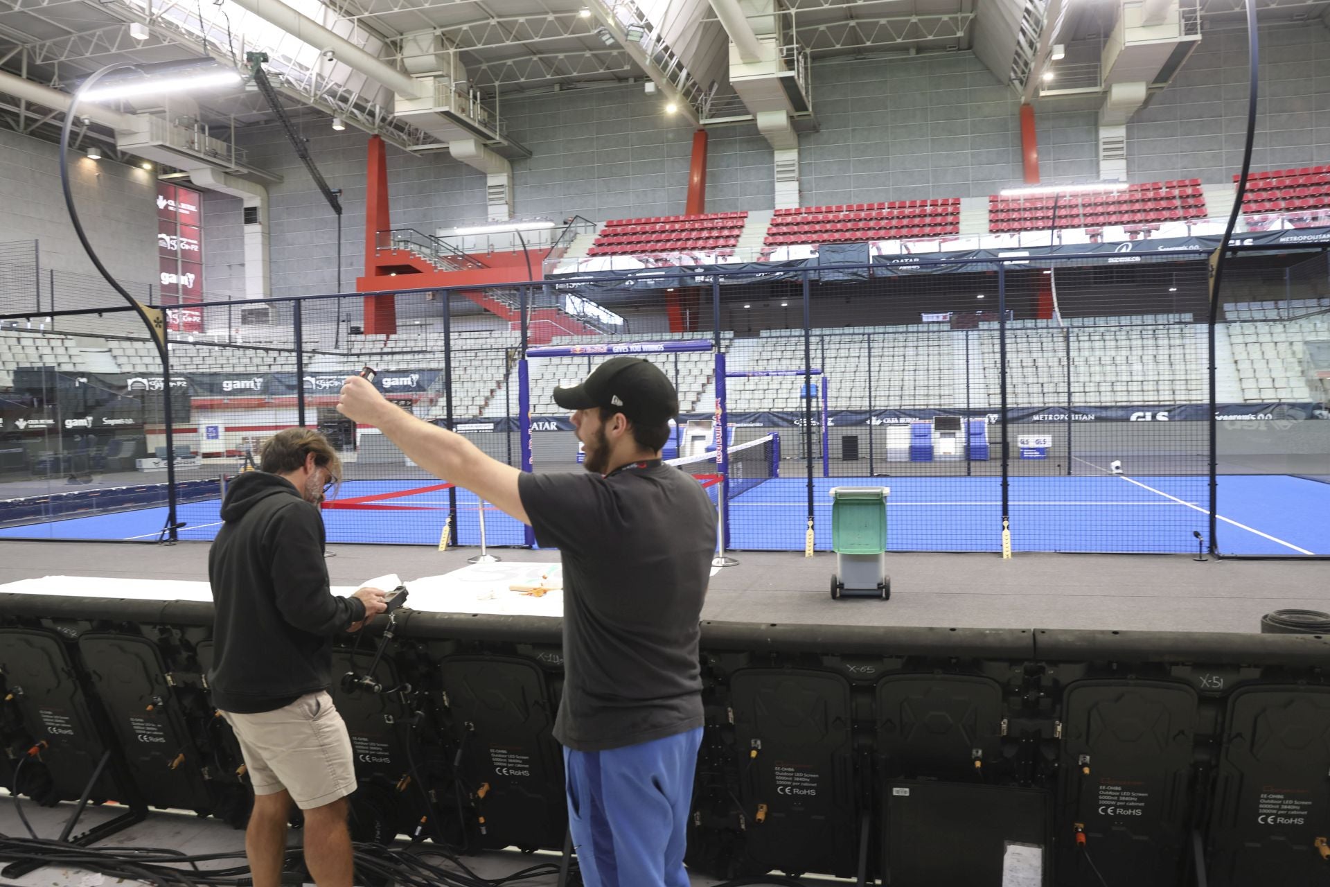 Fotos: Preparativos y primeros entrenamientos en el Palacio de Deportes para el Premier Padel Gijón