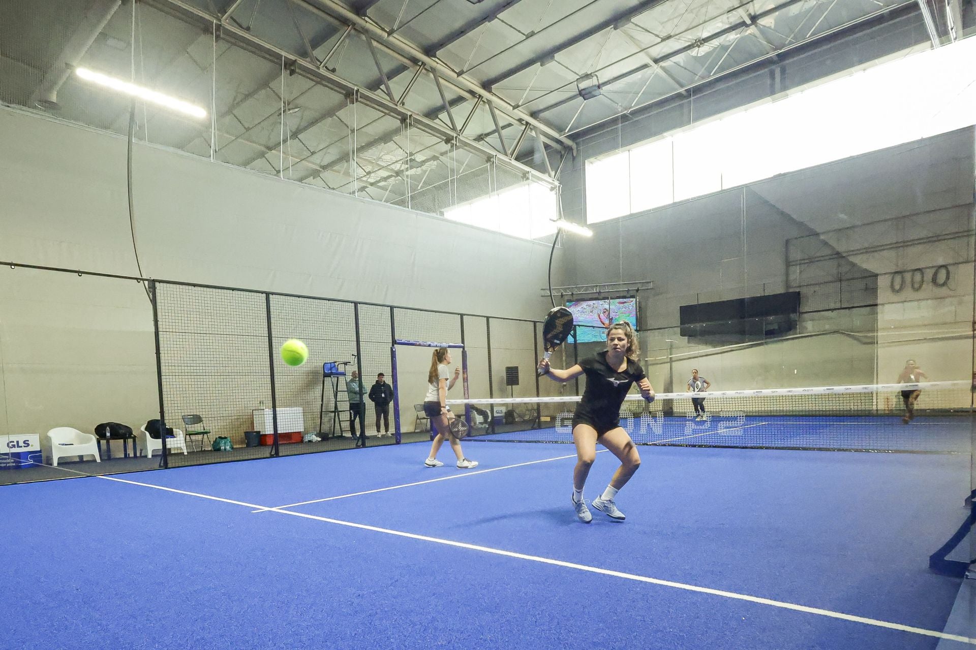 Fotos: Preparativos y primeros entrenamientos en el Palacio de Deportes para el Premier Padel Gijón