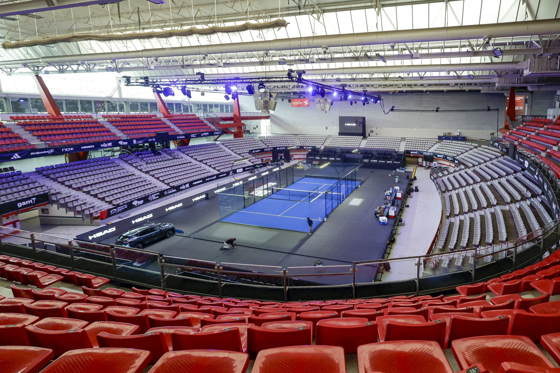 Fotos: Preparativos y primeros entrenamientos en el Palacio de Deportes para el Premier Padel Gijón