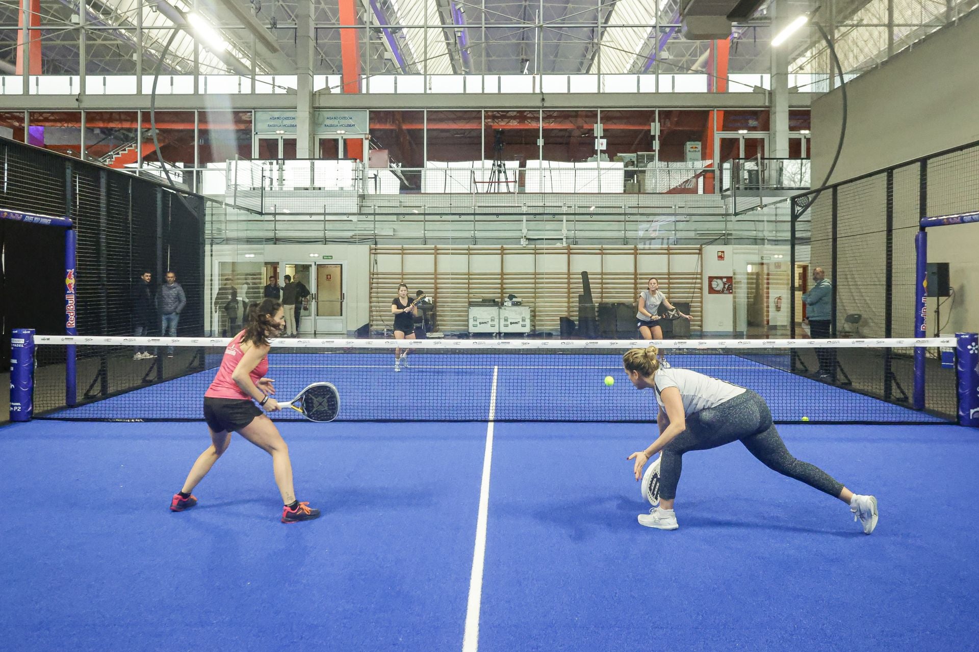 Fotos: Preparativos y primeros entrenamientos en el Palacio de Deportes para el Premier Padel Gijón