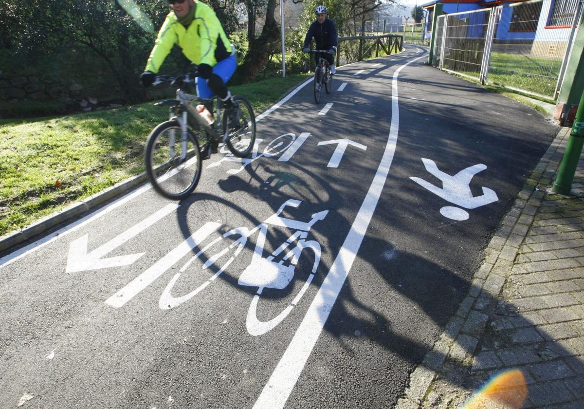 Ciclistas en el carril bici de La Toba, la zona en la que se produjo el suceso.