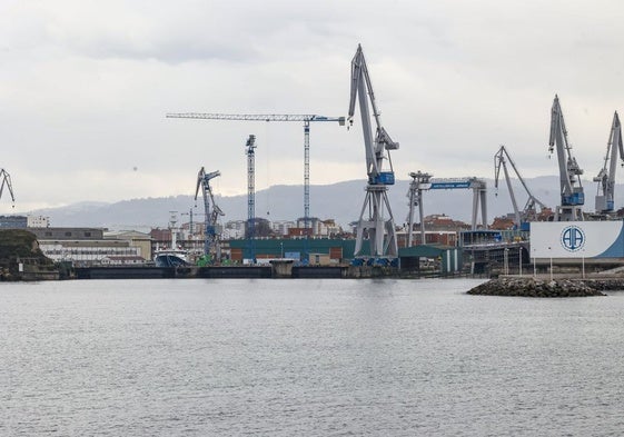 Instalaciones de Armón; en el recuadro, recreación del diseño de los dos buques que construye para la Marina sueca.