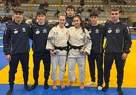 Leire y Alejandra, en el centro, clasificadas para el nacional júnior.