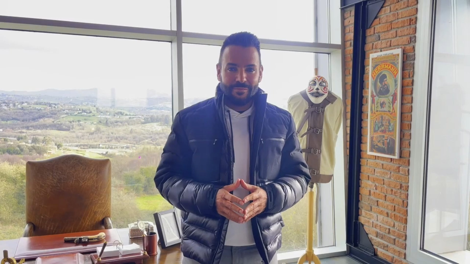 José Armas, mago y productor artístico, felicita a EL COMERCIO
