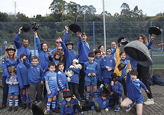 Belenitos lanzan sus sombreros al aire.