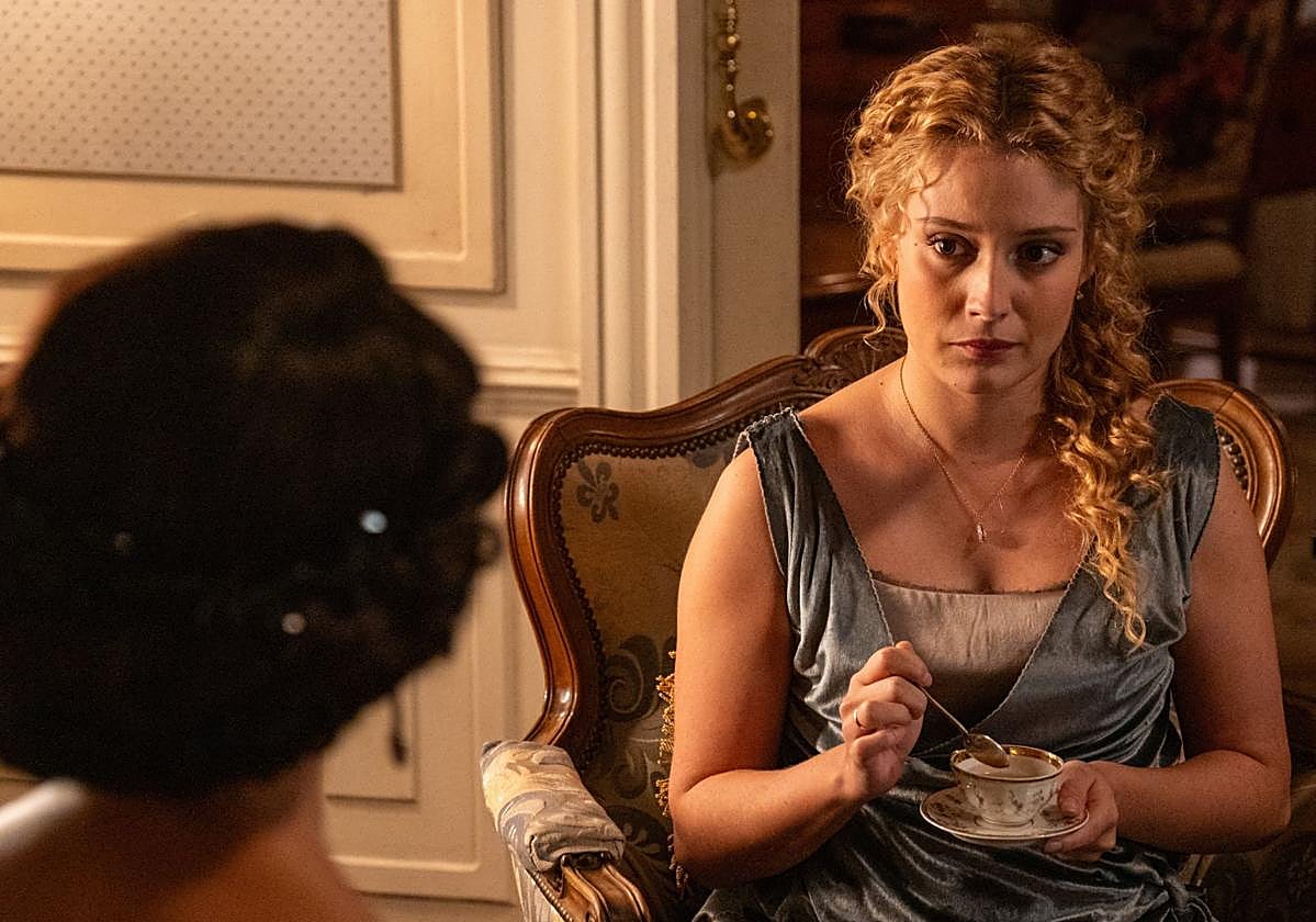 Jana charla con Leocadia en una escena de 'La Promesa'.