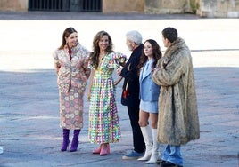 Celia B, junto a la presentadora del programa, Raquel Sánchez-Silva, y los diseñadores Lorenzo Caprile, María Escoté y Palomo Spain.