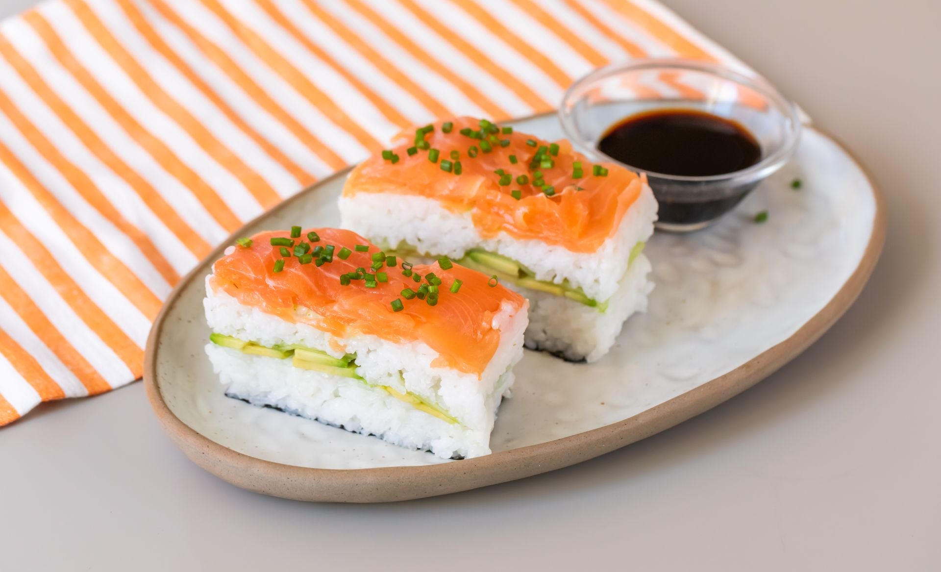 Niguiri con salmón y salsa de soja al limón.