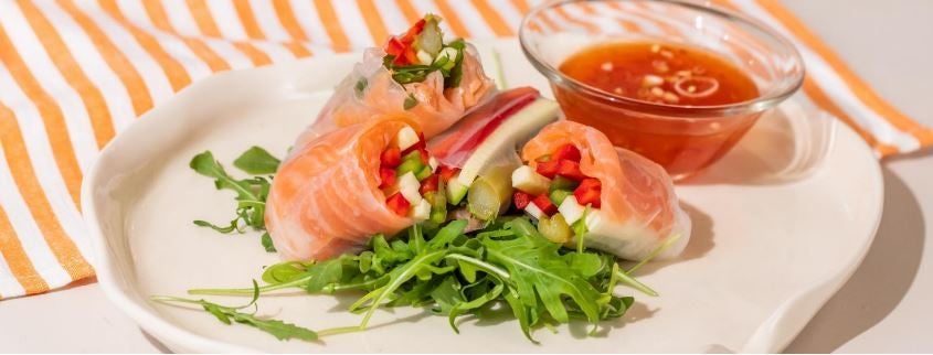 Rollito de arroz estilo vietnamita con salmón.