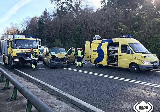 Los Bomberos, en el lugar del accidente, donde puede verse la furgoneta accidentada.