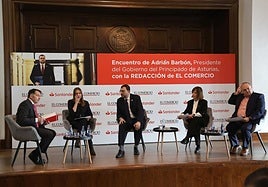 De izquierda a derecha: Ángel M. González, director de EL COMERCIO; Noelia Erausquin, subjefa de Economía; Adrián Barbón, presidente del Principado; Laura Fonseca, jefa de Gijón y Daniel Fernández, jefe de Asturias.