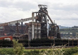 Uno de los dos hornos altos de la factoría de Arcelor en Gijón.