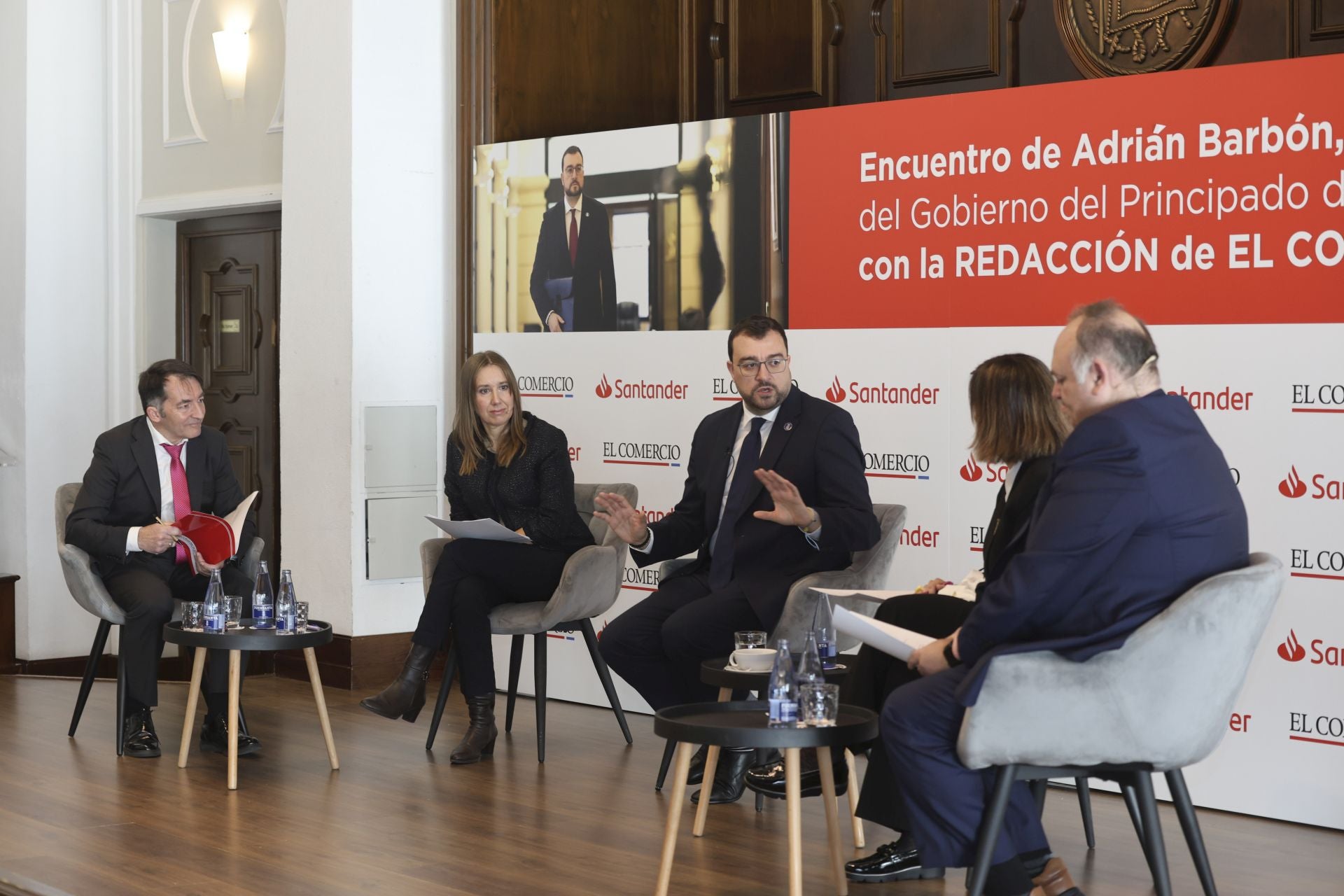 Así fue el encuentro de Adrián Barbón con EL COMERCIO
