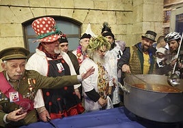 La Cofradía del Entierro de la Sardina y la Peña Abuelo Anselmo del Antroxu de Avilés preparando la Pitanza.