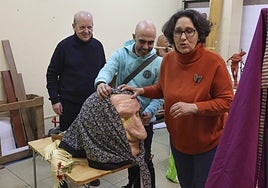 Favila, Vitu y Carmen Peláez dan los últimos toques a La Vieya en Artes y Oficios.