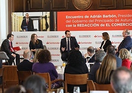 De izquierda a derecha: Ángel M. González, director de EL COMERCIO; Noelia Erausquin, subjefa de Economía; Adrián Barbón, presidente del Principado; Laura Fonseca, jefa de Gijón y Daniel Fernández, jefe de Asturias.