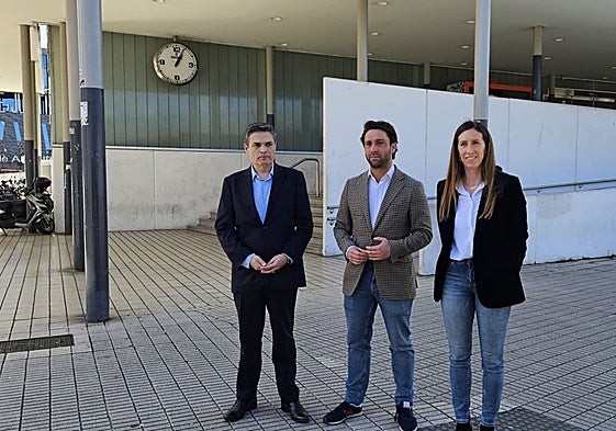 Los diputados regionales del Partido Popular Pedro de Rueda y Andrés Ruiz, junto a la vicealcaldesa de Gijón, Ángela Pumariega, en la estación Sanz-Crespo