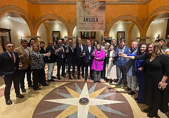 Autoridades y organizadores del Festival de la Angula de L'Arena, en la presentación oficial.