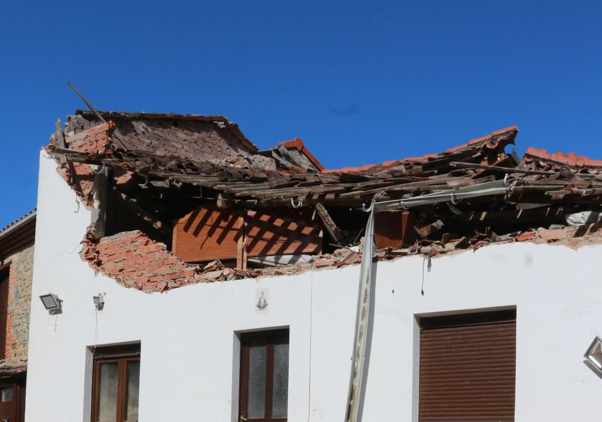 Fotos: El derrumbe de la techumbre de una vivienda en Gozón provoca 12 heridos de una misma familia