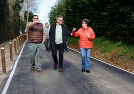 El edil Gilberto Villoria con vecinos de Deva en el remodelado Camín del Charcu.