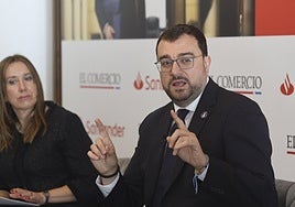 Adrián Barbón, durante su intervención en respuesta a las preguntas de la redacción de EL COMERCIO.