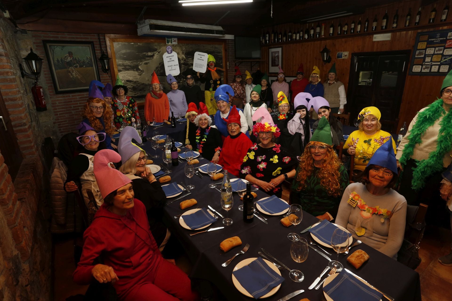 Les Comadres dan la bienvenida al Carnaval en Asturias