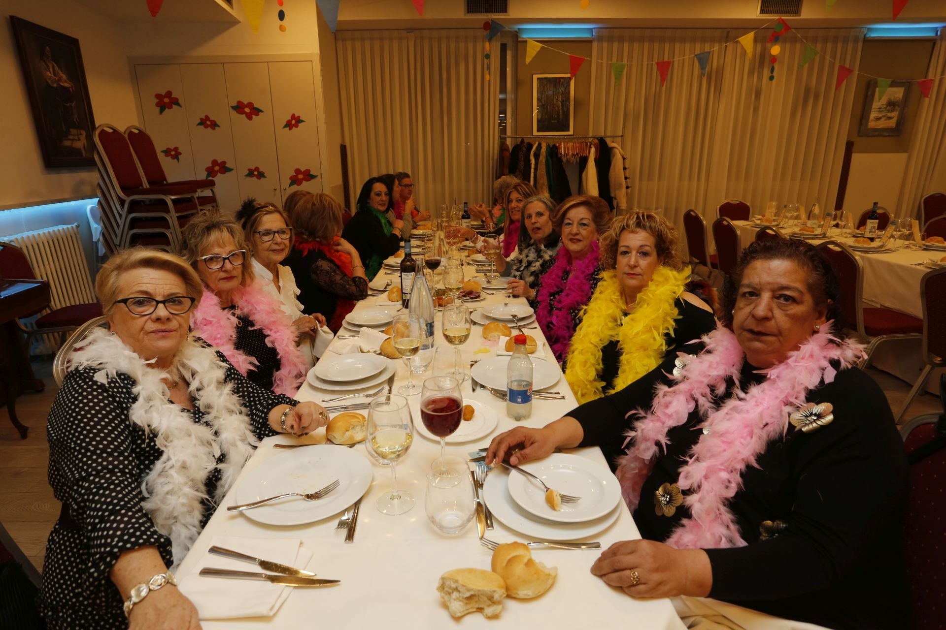 Les Comadres dan la bienvenida al Carnaval en Asturias