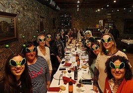 Les Comadres dan la bienvenida al Carnaval en Asturias