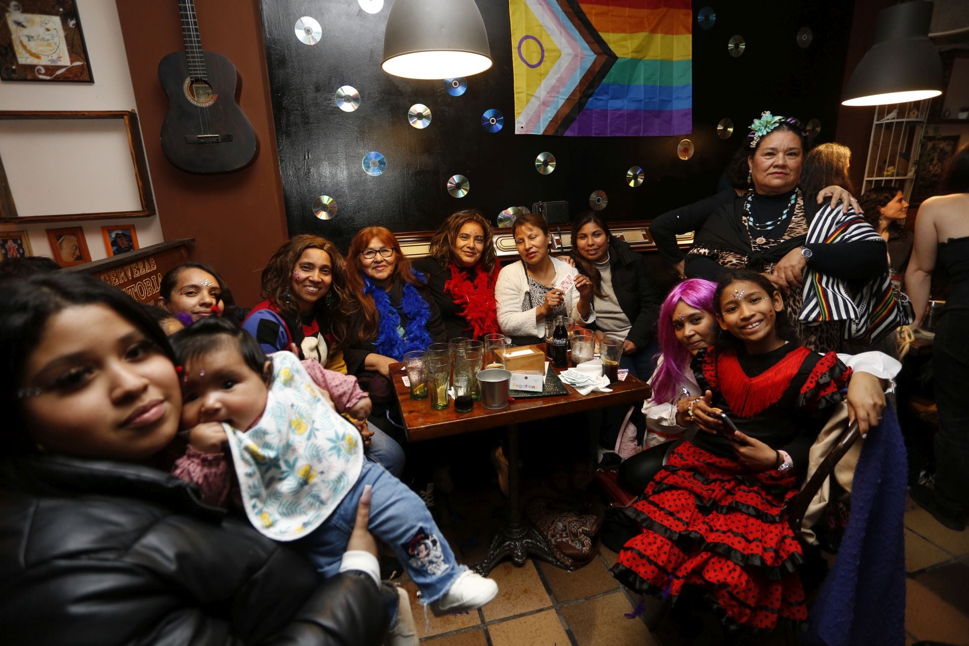 Les Comadres dan la bienvenida al Carnaval en Asturias