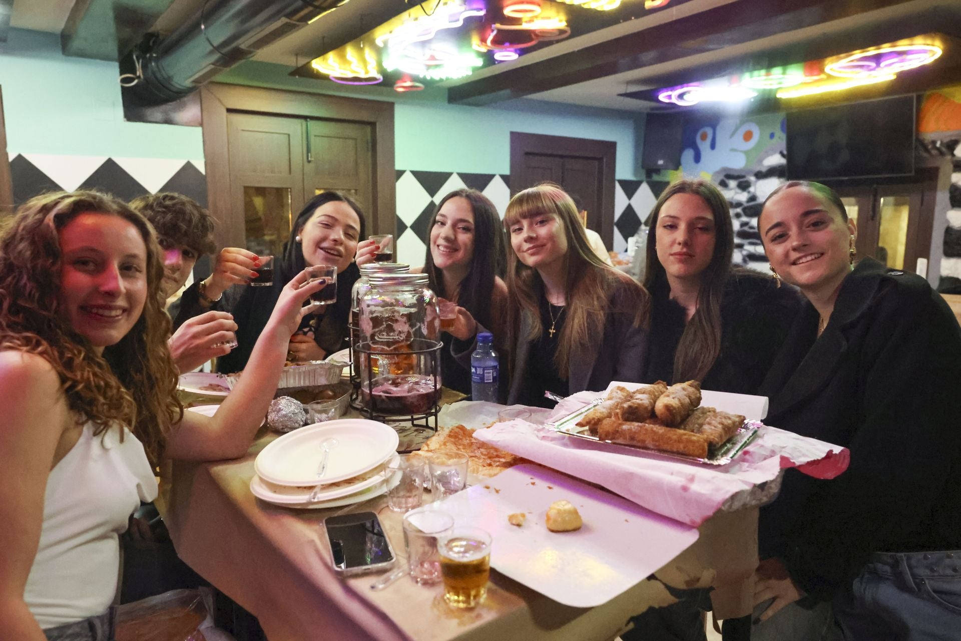 Les Comadres dan la bienvenida al Carnaval en Asturias