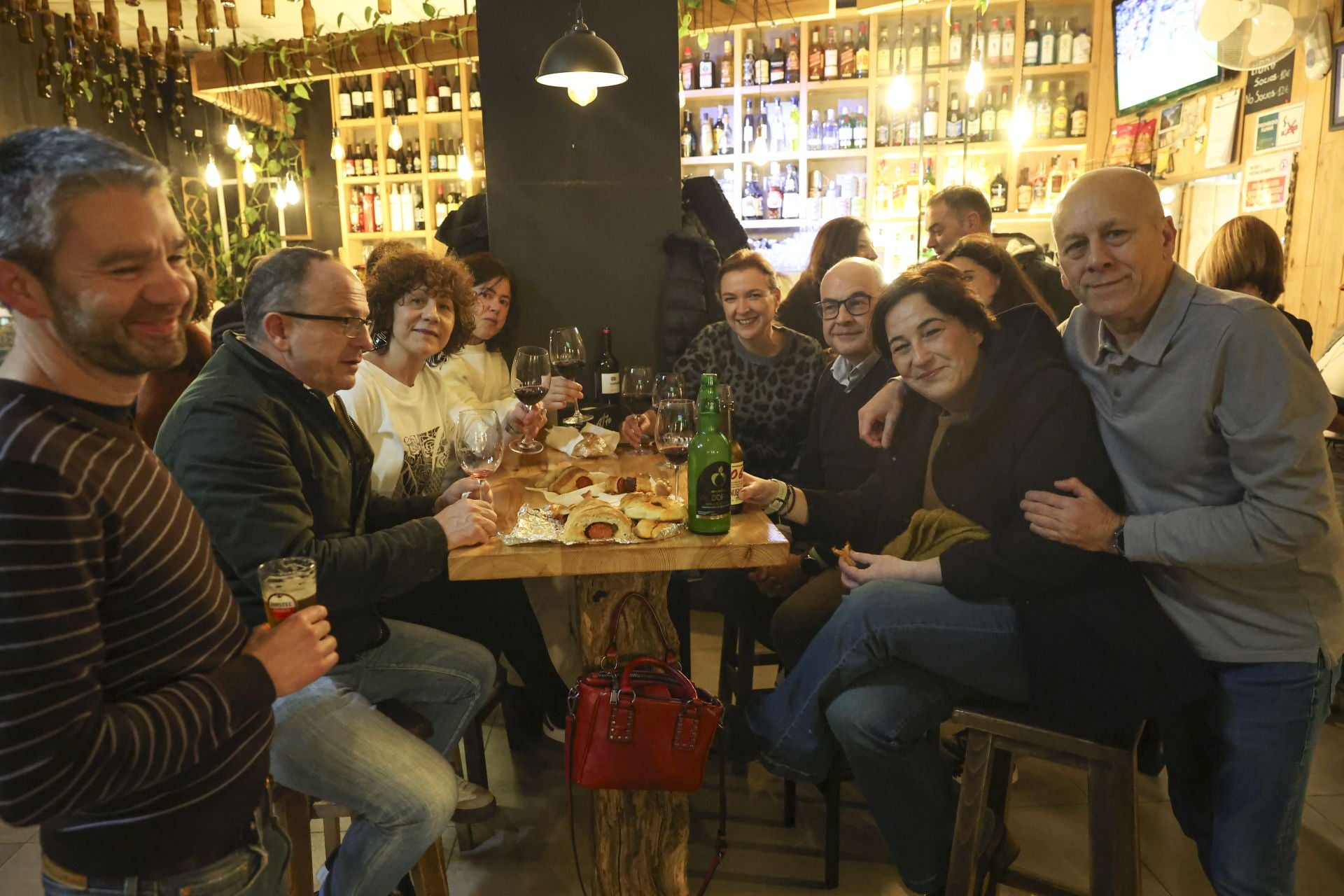 Les Comadres dan la bienvenida al Carnaval en Asturias