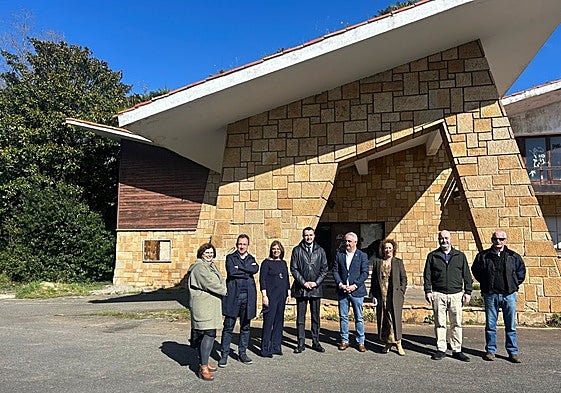 Laura López, directora general de Urbanismo; Ovidio Zapico, Gimena Llamedo, Guillermo Peláez, Ángel García, Cecilia Cachero, directora general de Patrimonio, y los ediles Pablo González y José Jesús Varela.