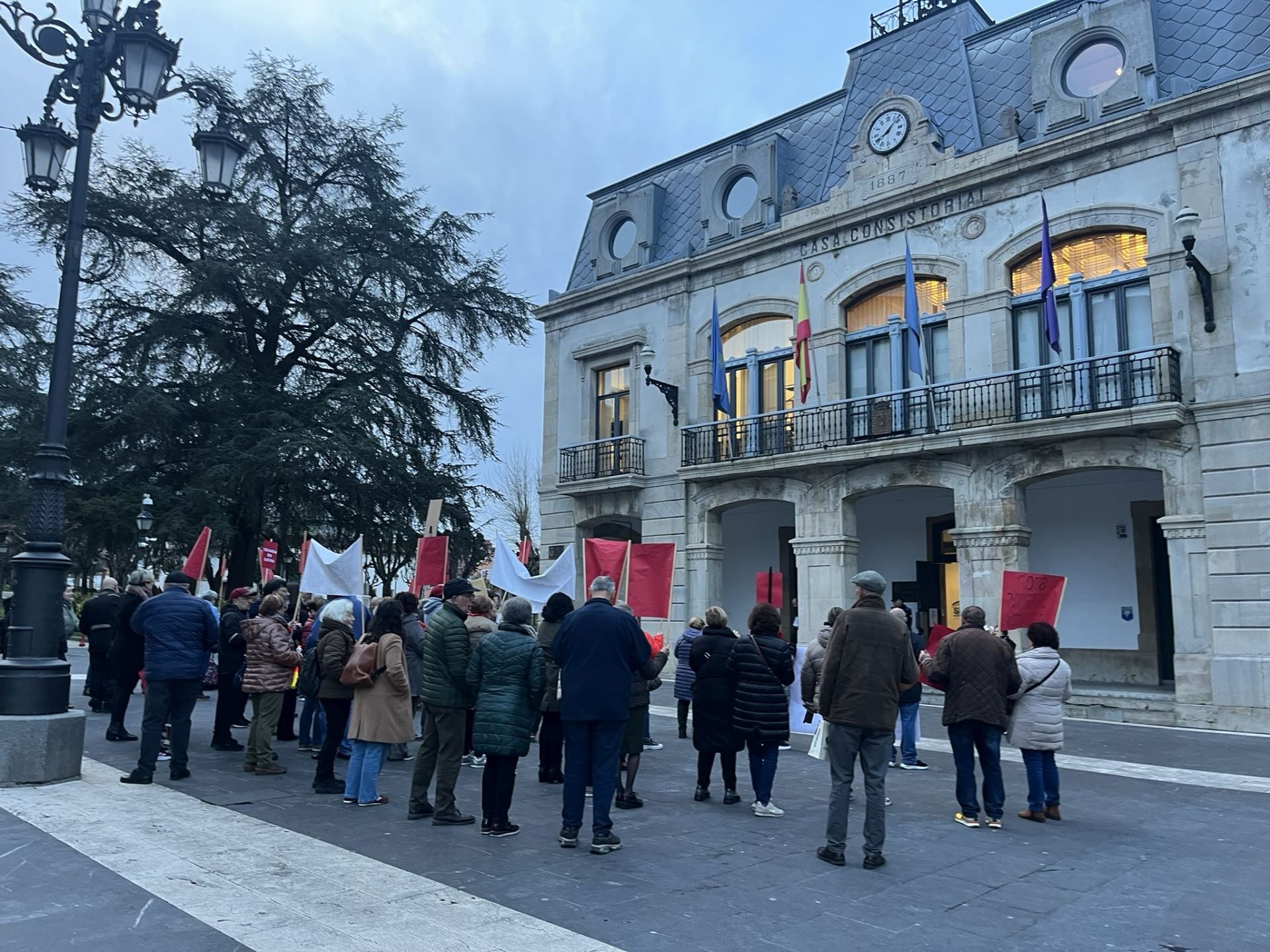 Cencerros, silbatos y consignas contra el alcalde de Siero y el parque de baterías de Granda