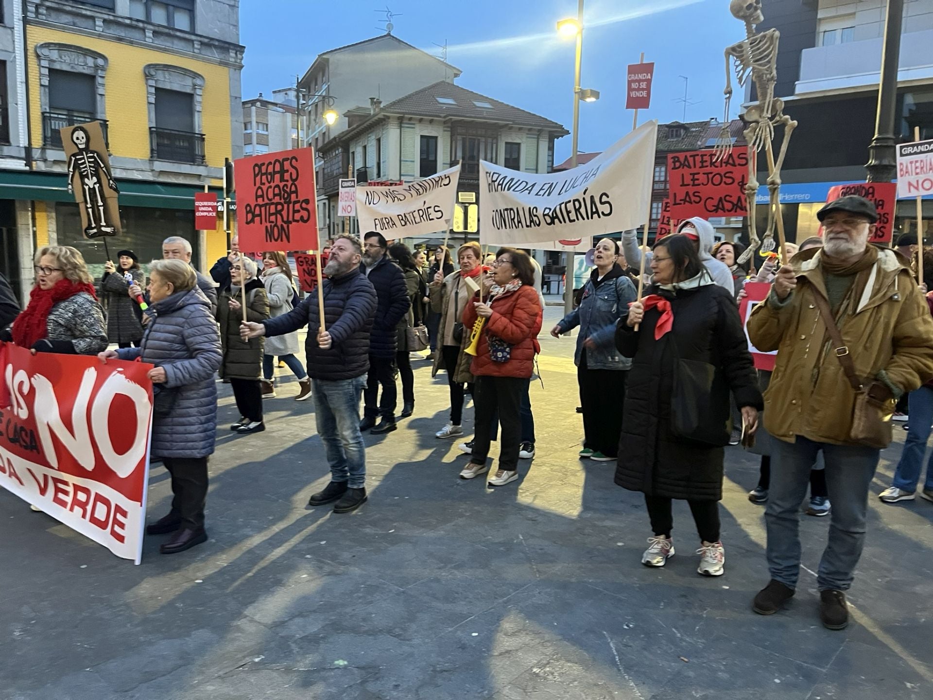 Cencerros, silbatos y consignas contra el alcalde de Siero y el parque de baterías de Granda