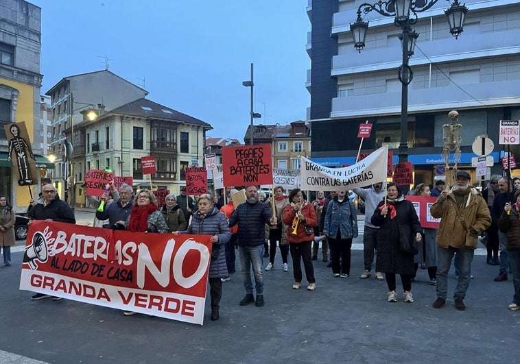 Concentración de vecinos ante la casa consistorial de La Pola.