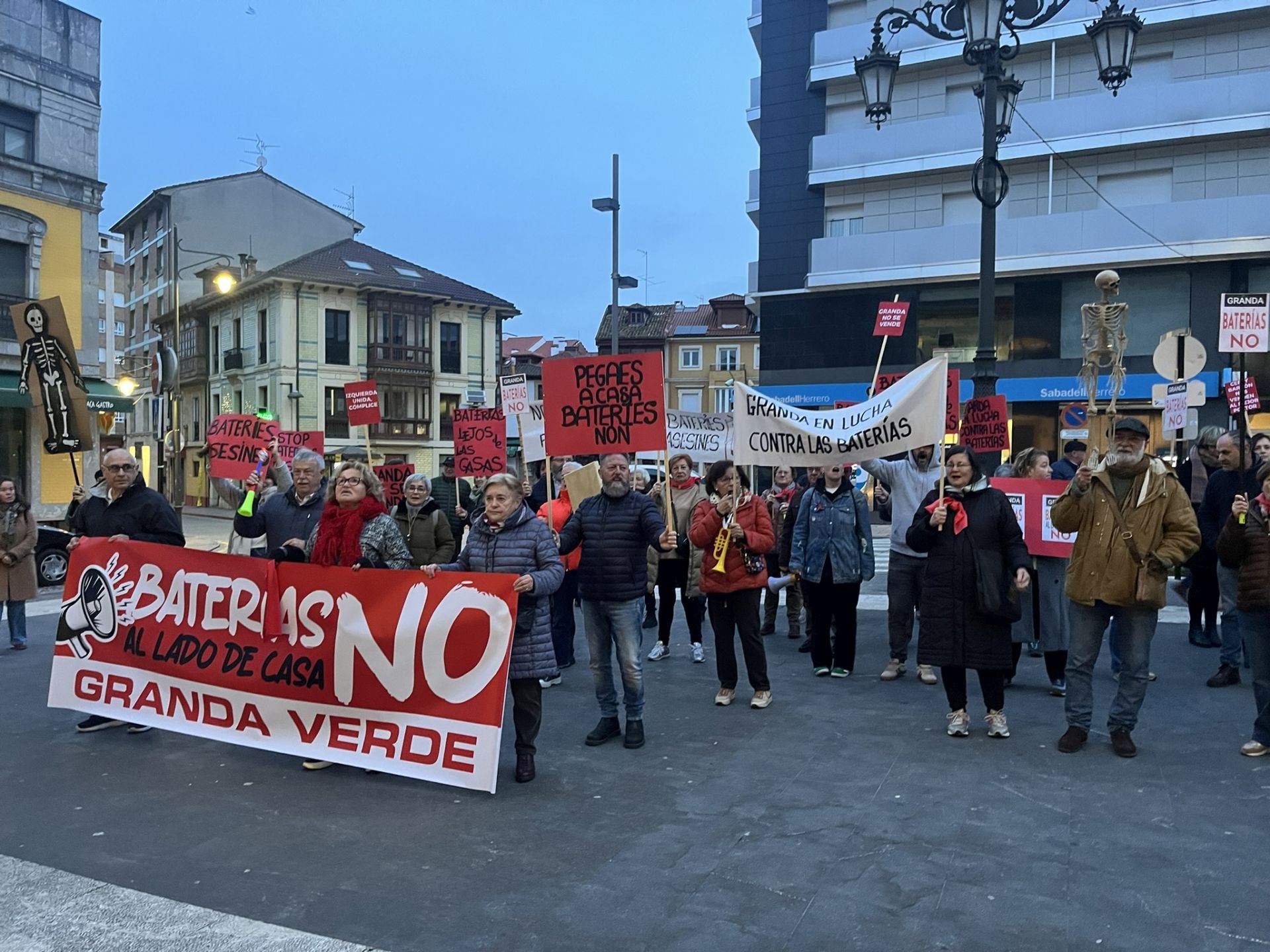 Cencerros, silbatos y consignas contra el alcalde de Siero y el parque de baterías de Granda