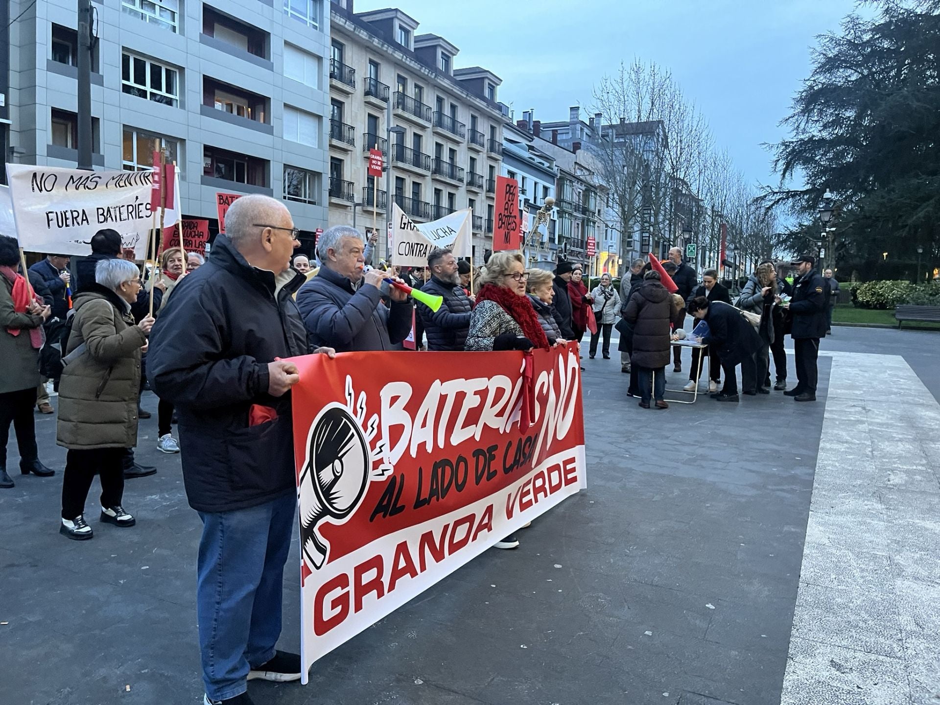 Cencerros, silbatos y consignas contra el alcalde de Siero y el parque de baterías de Granda