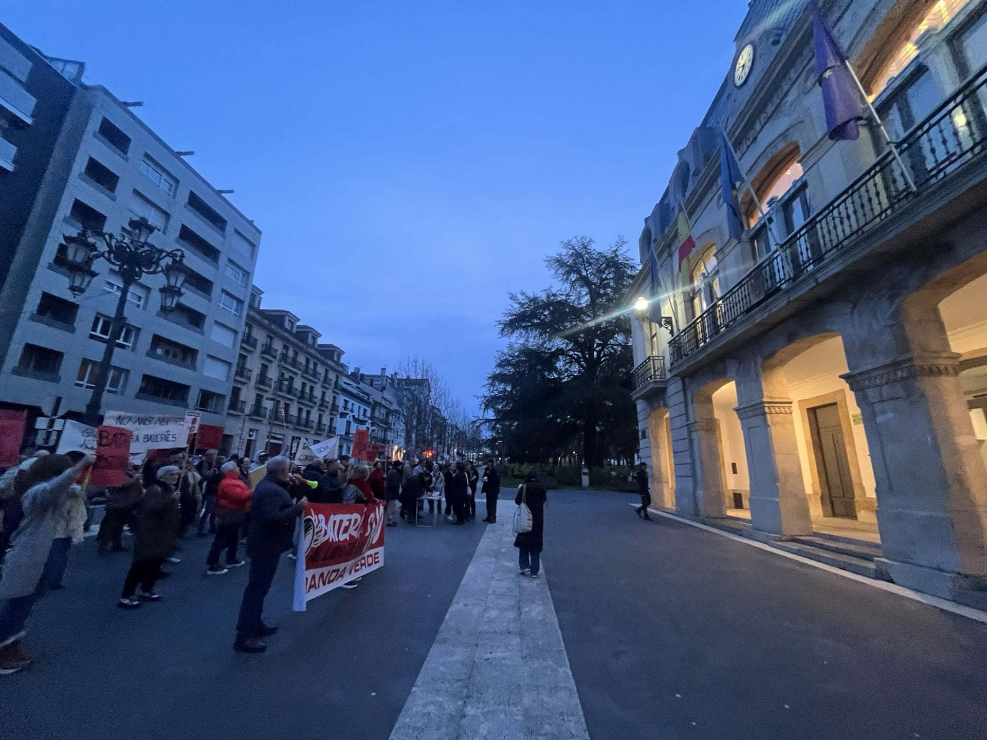 Cencerros, silbatos y consignas contra el alcalde de Siero y el parque de baterías de Granda