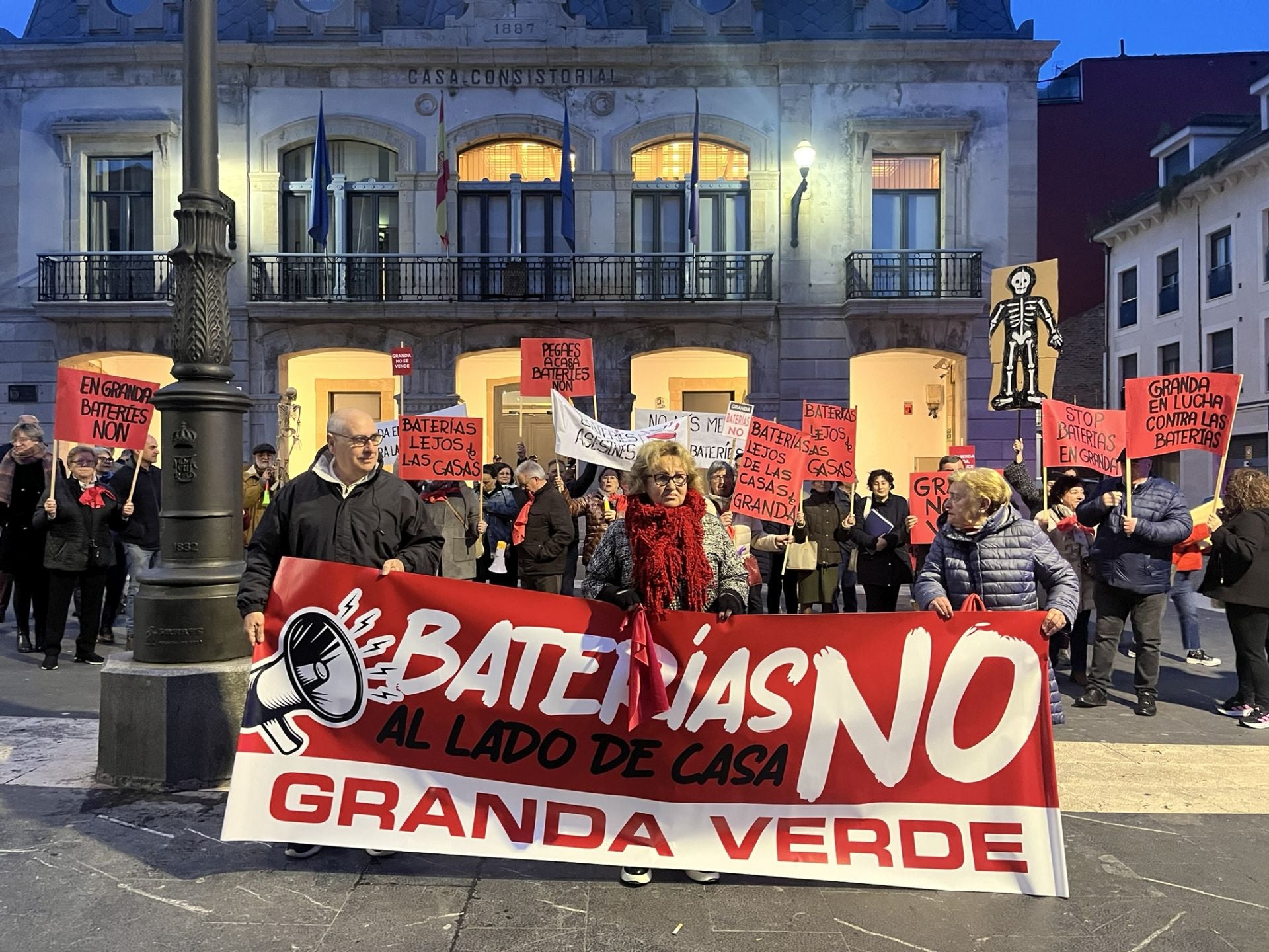 Cencerros, silbatos y consignas contra el alcalde de Siero y el parque de baterías de Granda