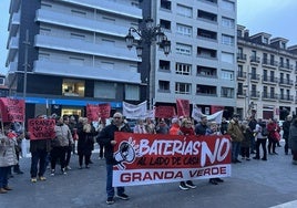 Cencerros, silbatos y consignas contra el alcalde de Siero y el parque de baterías de Granda