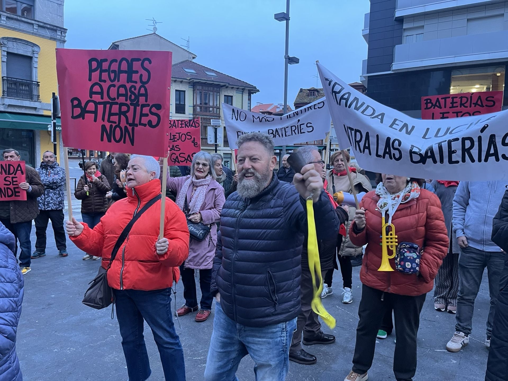 Cencerros, silbatos y consignas contra el alcalde de Siero y el parque de baterías de Granda