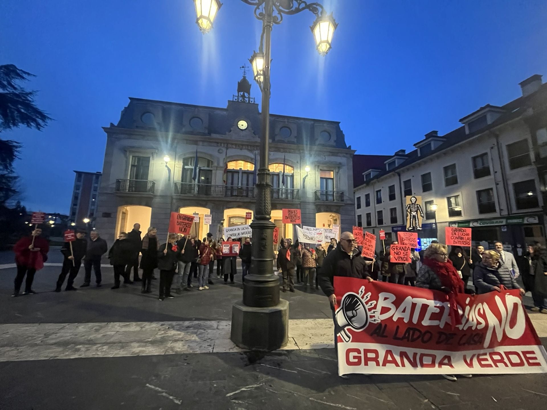 Cencerros, silbatos y consignas contra el alcalde de Siero y el parque de baterías de Granda