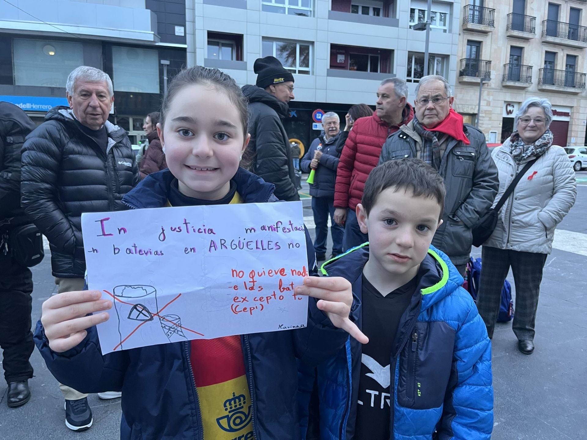 Cencerros, silbatos y consignas contra el alcalde de Siero y el parque de baterías de Granda