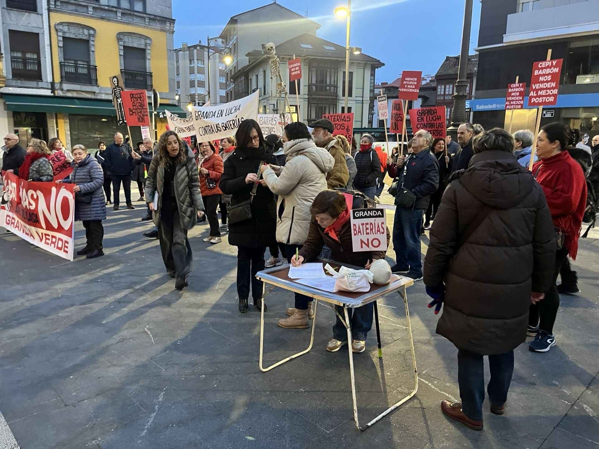 Cencerros, silbatos y consignas contra el alcalde de Siero y el parque de baterías de Granda