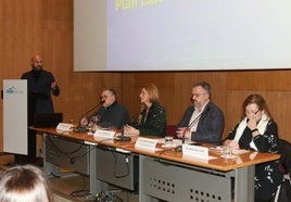 Jesús Martínez Salvador, al inicio del coloquio, junto a Víctor Roza, Eva Fernández, Joel García y María José Cuervo.