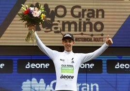 Samuel Fernández, en el podio con el malliot blanco.